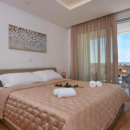 Beautiful Home In Trogir With Sauna بيت للعطل