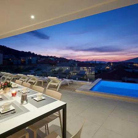 بيت للعطل Beautiful Home In Trogir With Sauna تروغير