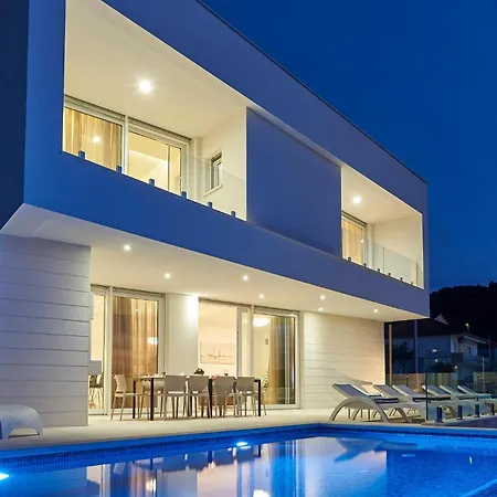 Beautiful Home In Trogir With Sauna بيت للعطل