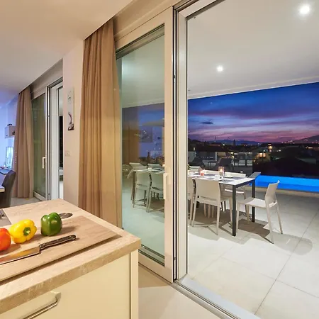 Beautiful Home In Trogir With Sauna بيت للعطل *