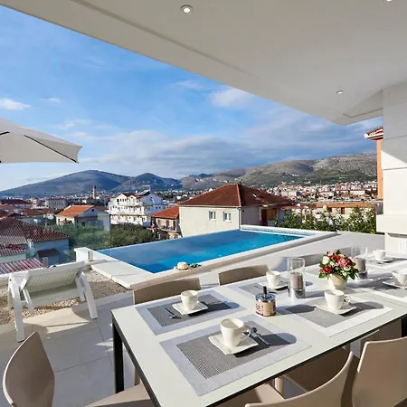 Beautiful Home In Trogir With Sauna بيت للعطل